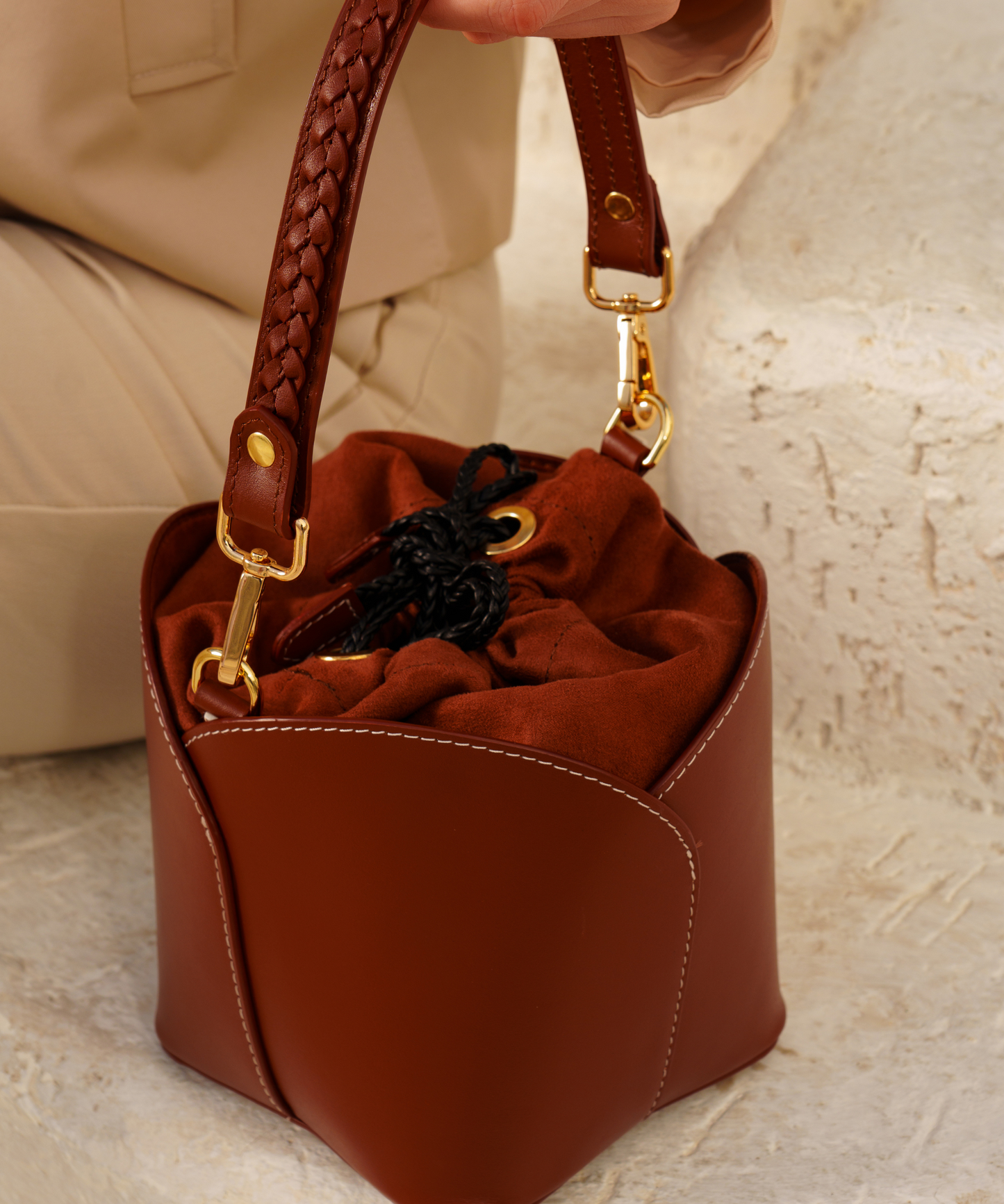 AMIE BUCKET BAG - BROWN